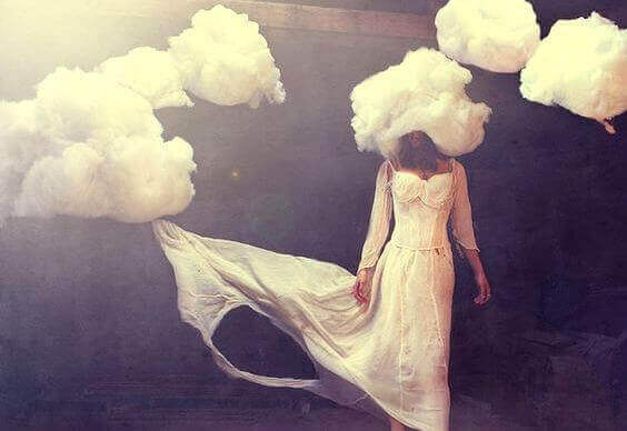 Mulher com nuvens na cabeça