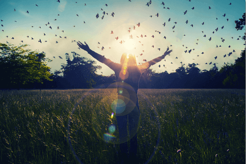 Mulher celebrando a liberdade