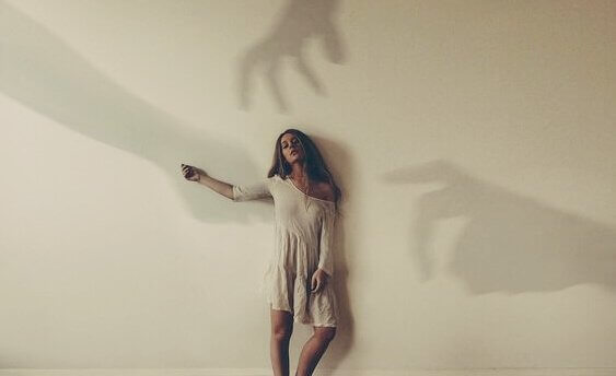 Mulher sentindo culpa