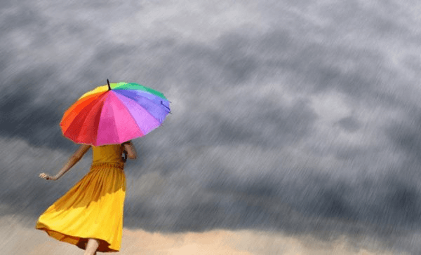 Mulher com guarda-chuva colorido