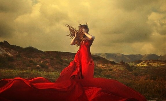 mulher-com-vestido-vermelho Aprender a expressar as emoções