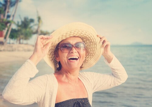 Mulher feliz na menopausa
