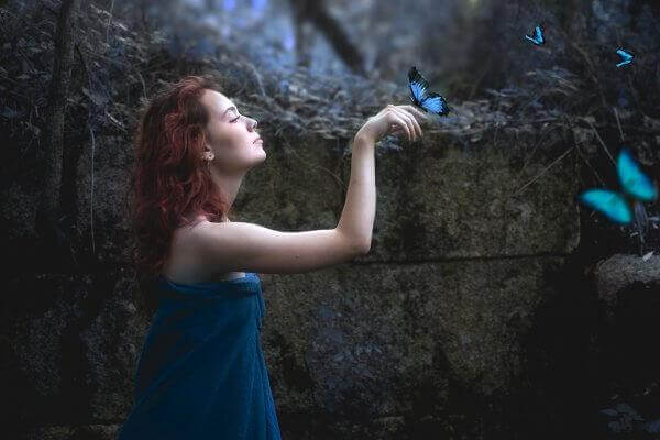 Mulher com borboletas azuis