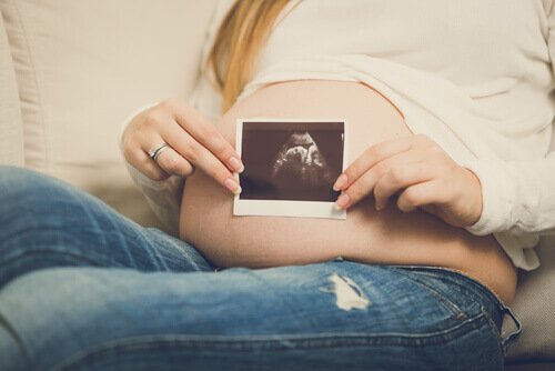 Mulher grávida com foto de ultrassom
