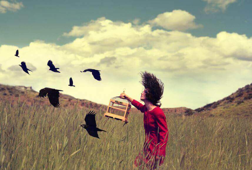 Mulher libertando pássaros