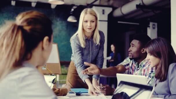 Mulher liderando no trabalho