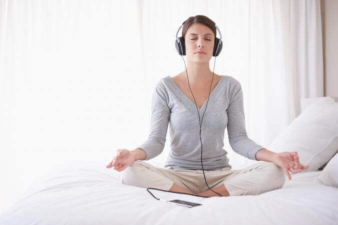 Mulher meditando em casa