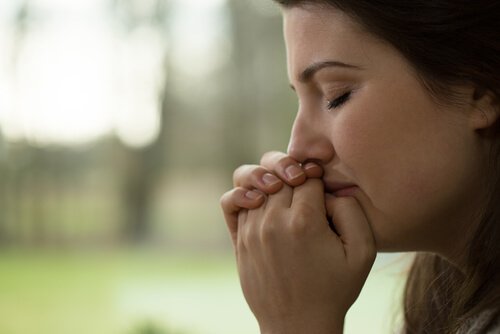 mulher-preocupada Como as crenças irracionais nos influenciam