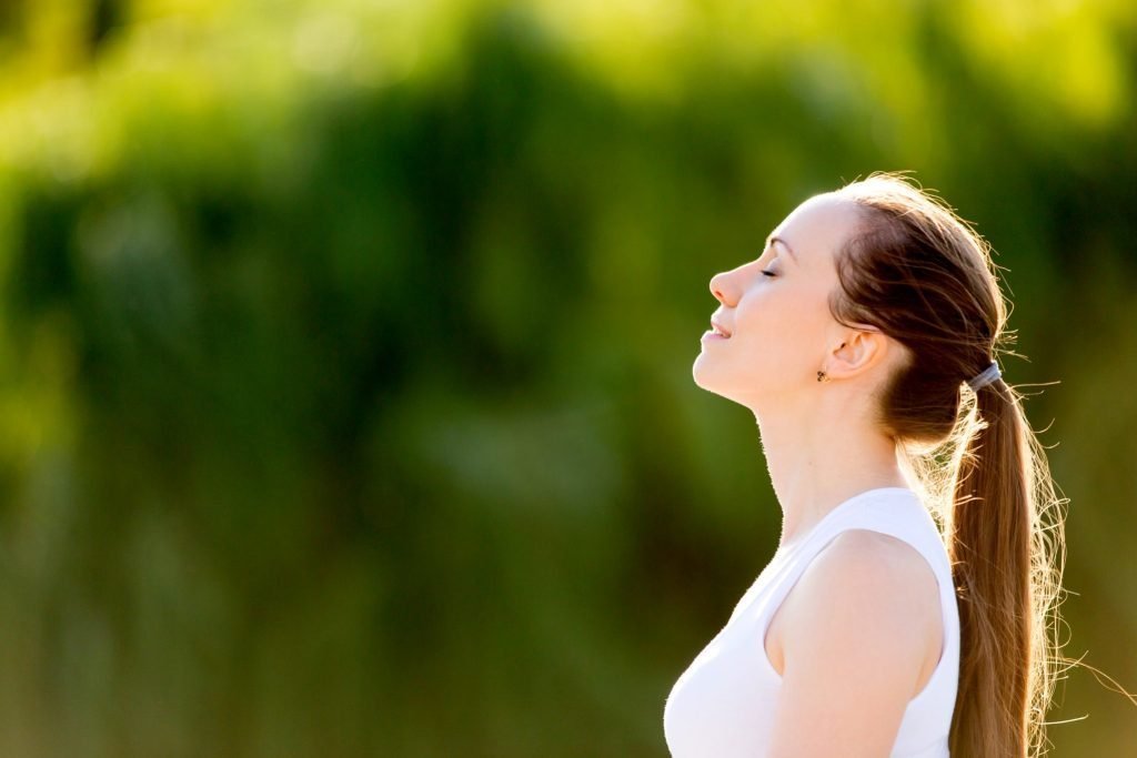 mulher-respirando Exercícios de respiração para relaxar
