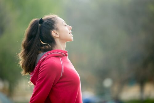 mulher-respirando-antes-de-praticar-esporte-inteligencia-emocional Inteligência emocional no esporte: como ela nos ajuda?