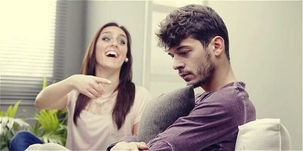 Mulher fazendo piada com homem