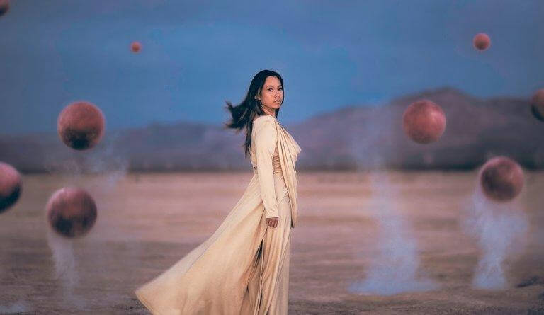 Mulher em paisagem estranha