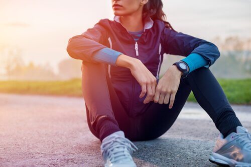 Mulher descansando após fazer exercícios