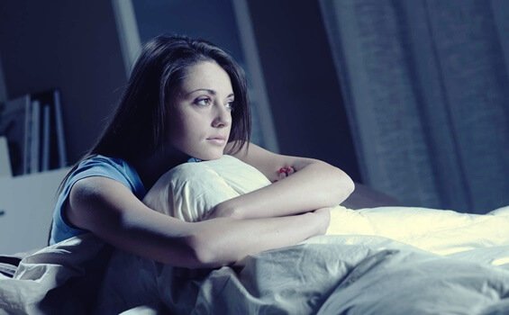 mulher-sentada-na-cama O que fazer em um daqueles dias em que você não quer se levantar...