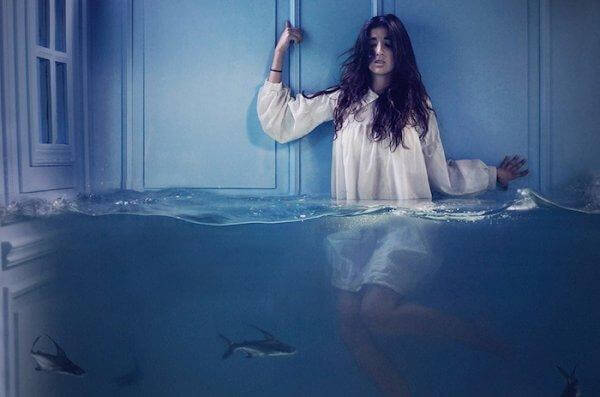 Mulher em quarto alagado