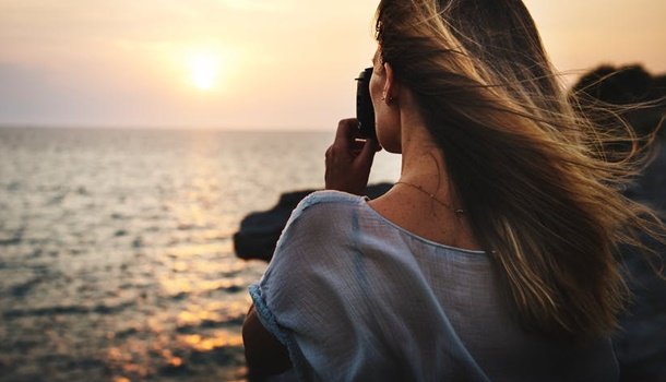 Mulher observando paisagem