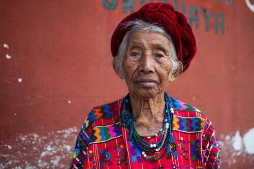 Senhora com roupa colorida