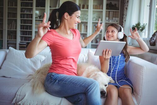 Mãe se divertindo com sua filha