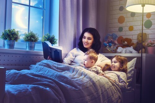 Mãe lendo para os filhos