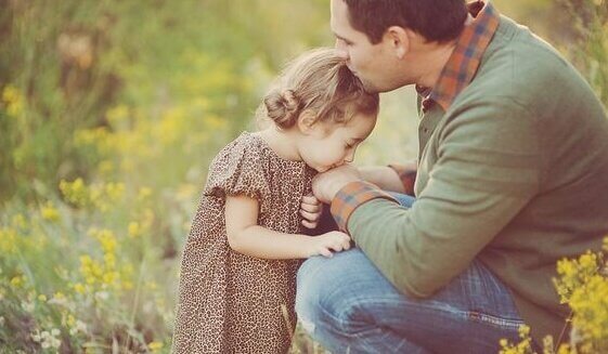 Pai dando beijo em sua filha
