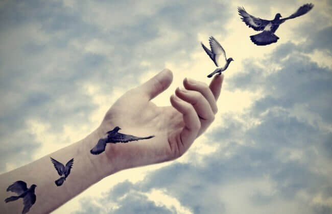 Pássaros voando de tatuagem