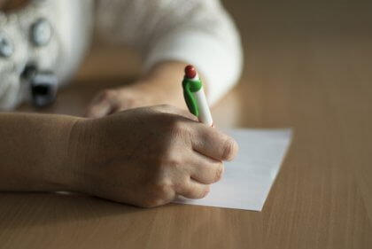 Pessoa escrevendo para expressar sentimentos