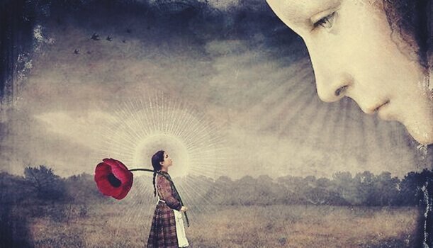 Mulher olhando para outra segurando flor