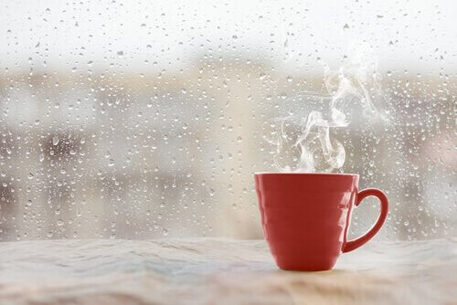 Café quente em um dia chuvoso
