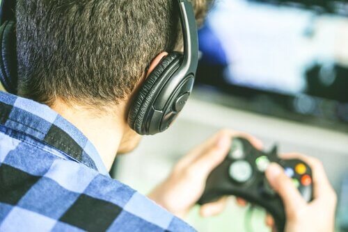Pessoa viciada em jogos online
