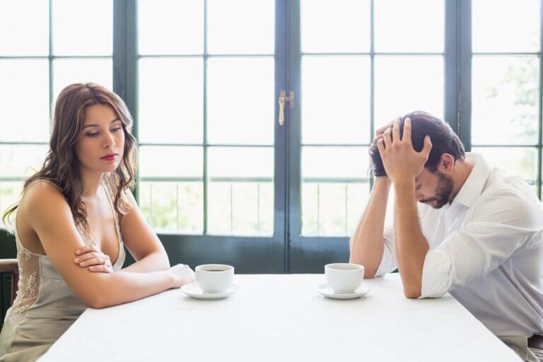 Casal discutindo em restaurante