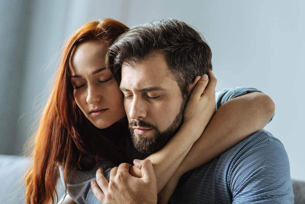 Casal abraçado