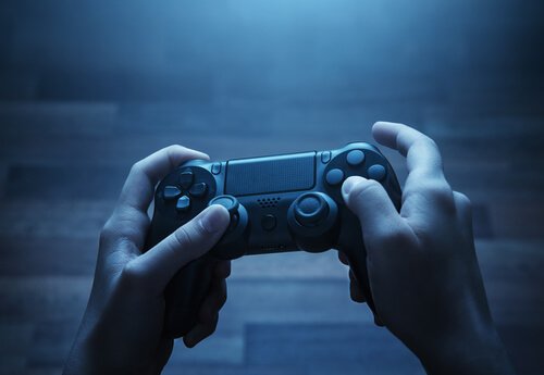 Pessoa jogando videogame