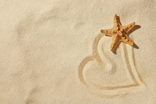 Coração desenhado na areia