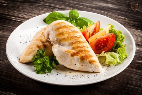 Peito de frango e salada