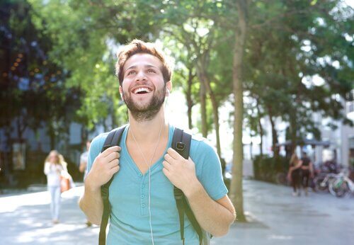 Homem caminhando com mochila nas costas