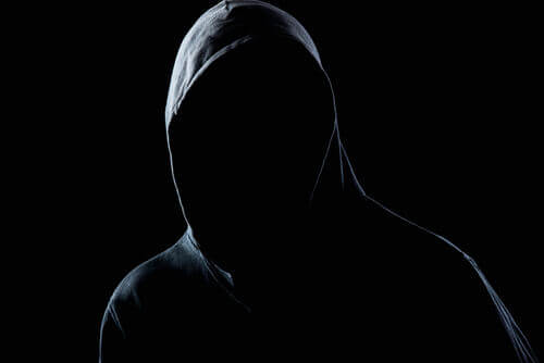 Como a personalidade de um agressor é construída?