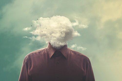 Pessoa com nuvem no lugar da cabeça