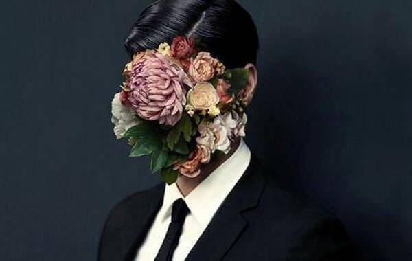 Pessoa com flores cobrindo o rosto