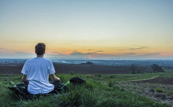 Homem meditando na natureza