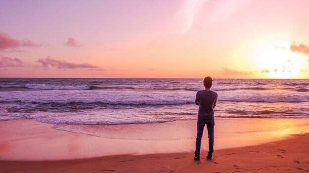 Homem observando o mar