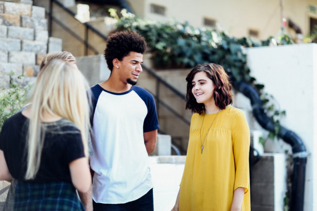 jovens-conversando Os gigantes da adolescência