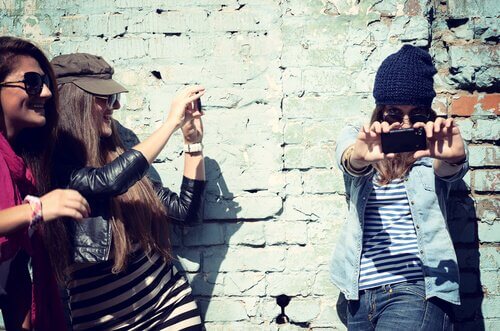 Amigas tirando fotos