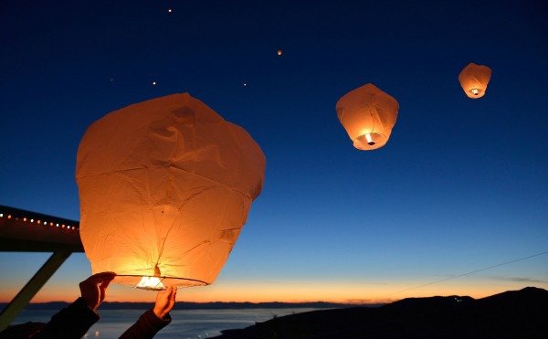 Lanternas iluminadas voando