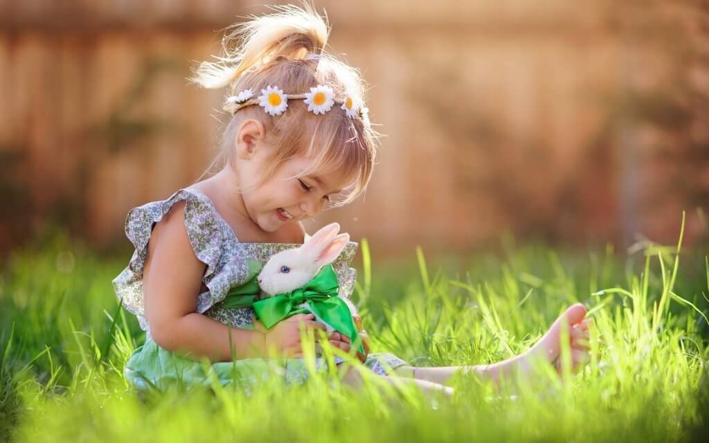 Menina brincando com coelho