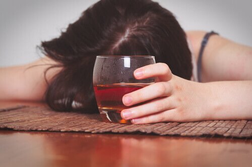 Mulher viciada em álcool