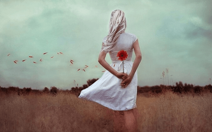 Mulher segurando flor