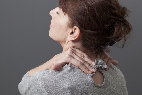 Mulher com torcicolo cervical