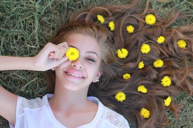 Adolescente com flores no cabelo