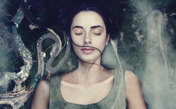 Mulher deitada em estrada