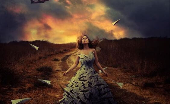 Mulher caminhando em trilha isolada